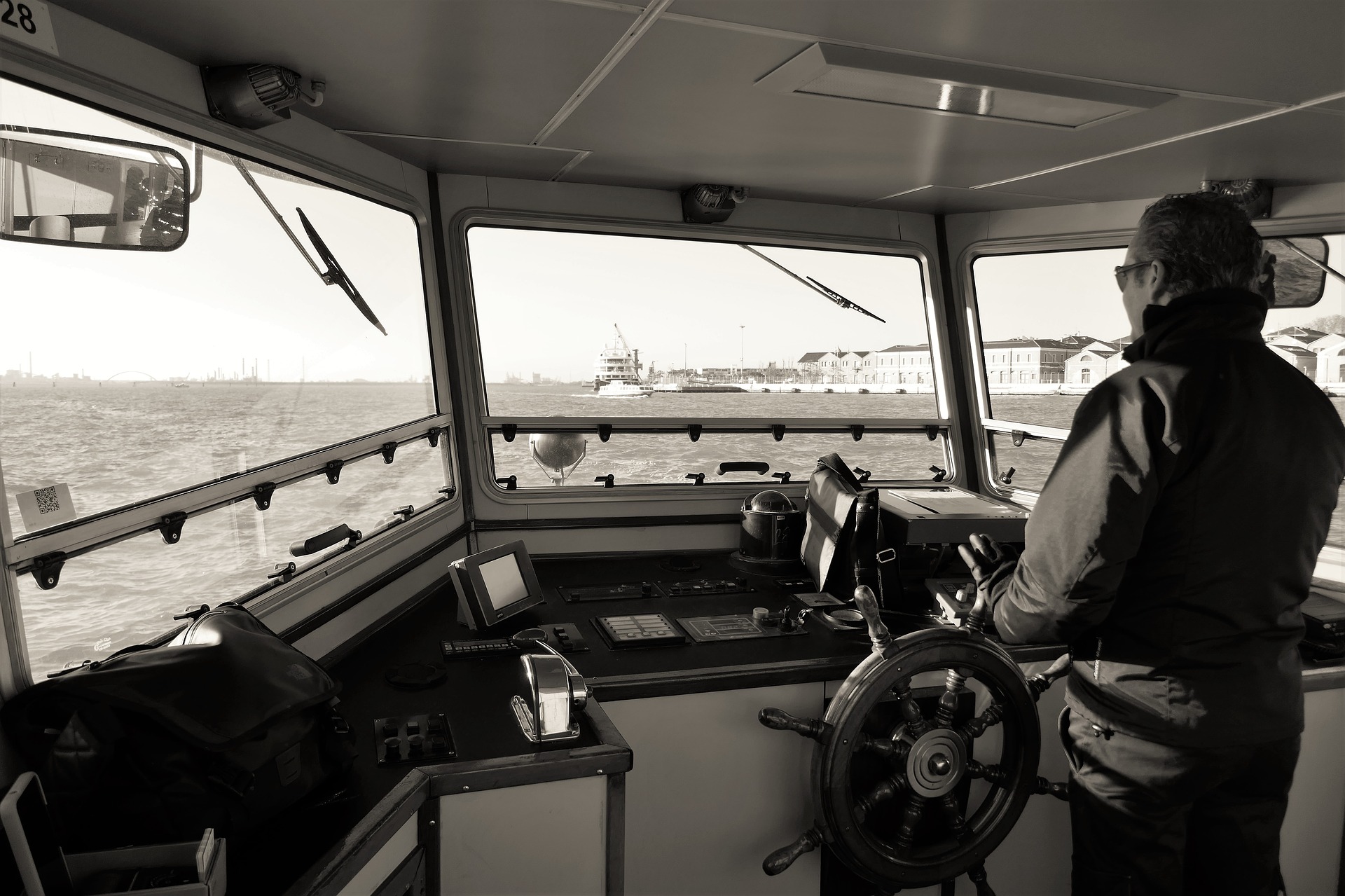 captain-2408590_1920.jpg
